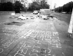 Magyarország, Budapest XIV., Stefánia (Népstadion) út 101. számú ház előtti járda a Thököly út irányába nézve., 1989, Szigetváry Zsolt, graffiti, Budapest, rendszerváltás, Fortepan #151934