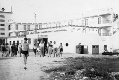 Hungary, Budapest III., Római part, Kossuth Lajos üdülőpart a Temesvári utcánál., 1958, Saly Noémi, bathing suit, dog, restaurant, genre painting, architecture, boat, garden furniture, Budapest, Fortepan #15196