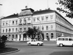 Magyarország, Debrecen, Piac utca (Vörös Hadsereg útja) - Rózsa utca sarok, a MÁV Igazgatóság épülete a Simonffy utcából nézve., 1970, Bencze László, MÁV, utcakép, mentőautó, vörös csillag, Fortepan #151996