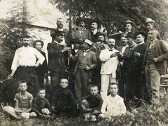 1911, Gyurász Mária, tableau, men, sitting on the ground, clink, drinking, Fortepan #152015