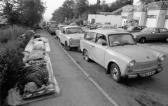 Hungary, Budapest XII., Nógrádi utca, az NSZK Nagykövetségének Konzuli osztálya előtt NDK-s turisták várakoznak., 1989, Szigetváry Zsolt, public building, Budapest, GDR refugees, regime change, Fortepan #152086