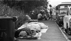 Hungary, Budapest XII., Nógrádi utca, az NSZK Nagykövetségének Konzuli osztálya előtt NDK-s turisták várakoznak., 1989, Szigetváry Zsolt, Budapest, GDR refugees, Fortepan #152089