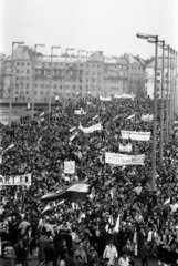 Hungary, Budapest II.,Budapest XIII., Margit híd, háttérben a Palatinus házak. A március 15-i megemlékezés és békés tüntetés résztvevői., 1989, Szigetváry Zsolt, regime change, Budapest, Fortepan #152143