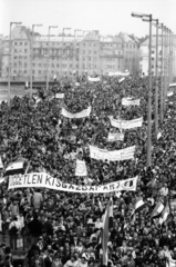 Hungary, Budapest II.,Budapest XIII., Margit híd, háttérben a Palatinus házak. A március 15-i megemlékezés és békés tüntetés résztvevői., 1989, Szigetváry Zsolt, regime change, Budapest, Fortepan #152145