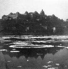 Magyarország, Budapest I., a zajló Duna és a Királyi Palota (később Budavári Palota) a pesti oldalról a Vigadó tér környékéről nézve., 1941, Saly Noémi, jégzajlás, Budapest, Fortepan #15216