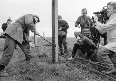 Hungary, Hegyeshalom, a "vasfüggöny" lebontása a magyar-osztrák határon., 1989, Szigetváry Zsolt, tool, border patrol, iron curtain, chain-link fence, regime change, Fortepan #152162