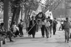 Hungary, Budapest VI., Andrássy út (Népköztársaság útja) az Eötvös utca közelében. Megemlékezés a Tienanmen téri vérengzés áldozatairól és tiltakozás a kínai hadsereg brutális fellépése ellen. Háttérben az Oktogon (November 7. tér)., 1989, Szigetváry Zsolt, strike, police vehicle, Budapest, solidarity, regime change, grief, Fortepan #152171