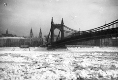 Magyarország, Budapest, Erzsébet híd, szemben a pesti hídfőnél a Belvárosi templom., 1941, Saly Noémi, Duna, jégzajlás, eklektikus építészet, függőhíd, Duna-híd, Kherndl Antal-terv, Czekelius Aurél-terv, Fortepan #15219