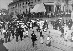 Magyarország, Tabán, Budapest I., Szarvas tér., 1912, Saly Noémi, séta, járókelő, esernyő, Budapest, napellenző, Fortepan #15224