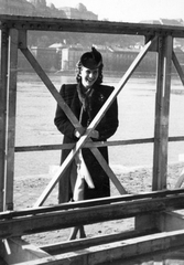 Hungary, Budapest V., pesti alsó rakpart a Vigadó térnél., 1944, Saly Noémi, Budapest, lady, smile, hat, youth, fashion, Fortepan #15227