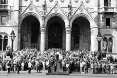 Magyarország, Budapest V., Kossuth Lajos tér, ünneplők a Parlament lépcsőjén Göncz Árpád köztársaság elnök megválasztása után. A felvétel 1990. augusztus 3-án készült., 1990, Szigetváry Zsolt, Budapest, Fortepan #152384