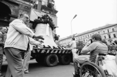 Magyarország, Budapest V., Szent István tér, a felvétel a Bazilika Szent István harangjának Passauból történő megérkezésekor, 1990. augusztus 8-án készült., 1990, Szigetváry Zsolt, Budapest, Fortepan #152385