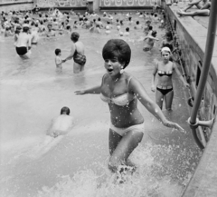 Hungary, Budapest XI., Gellért Gyógyfürdő, hullámmedence., 1969, MHSZ, beach, wave pool, bathing suit, lady, earring, Budapest, Fortepan #15241