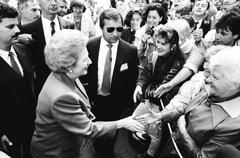 Magyarország, Budapest V., Vörösmarty tér, Margaret Thatcher brit miniszterelnök. A felvétel 1990. szeptember 19-én készült., 1990, Szigetváry Zsolt, Budapest, rajongás, kézfogás, Fortepan #152456