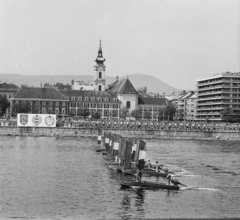 Magyarország, Budapest I., Bem rakpart a Batthyány tér és a Csalogány utca között, Erzsébet apácák kolostora. Augusztus 20-i víziparádé., 1976, MHSZ, zászló, motorcsónak, címer, augusztus 20, rohamcsónak, Budapest, nemzeti jelkép, Fortepan #15247