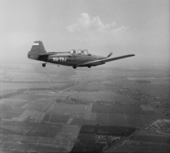 Magyarország, Békéscsaba, Zlin-326 Trener Master típusú repülőgép a város környékén, lent a 44-es út Gyula felé vezető szakasza látszik., 1975, MHSZ, közlekedés, csehszlovák gyártmány, repülőgép, Zlin-márka, Zlin Z-326, lajstromjel, Fortepan #15254