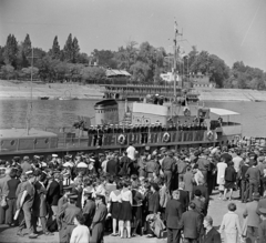 Magyarország, Budapest XIII., a pesti alsó rakpart az Újpesti rakpartról nézve. Háttérben a Margit-sziget és a Honvéd csónakháza., 1967, MHSZ, hajó, hadihajó, fegyver, csónakház, Budapest, Fortepan #15282