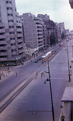 Románia, Bukarest, a Bulevardul General Gheorghe Magheru és folytatólag a Bulevardul Nicolae Bălcescu a Hotel Lido-ból nézve., 1955, Kocsis András, színes, bérház, utcakép, automobil, villamos, gyalogátkelő, utcai lámpa, Fortepan #152880