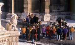 Hungary, Budapest I., Szentháromság tér a Halászbástya és a Mátyás-templom között, balra Szent István szobrának talapzata., 1989, Kölcsényi Zoltán, colorful, Budapest, Fortepan #152912