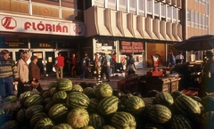 Magyarország, Óbuda, Budapest III., Flórián tér, dinnyeárus a Flórián üzletközpont mellett., 1990, Kölcsényi Zoltán, színes, napernyő, dinnye, Budapest, mérleg, Fortepan #152922