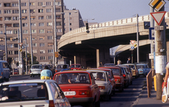 Magyarország, Óbuda, Budapest III., Flórián tér, felhajtó az Árpád hid felé, távolabb a híd lehajtója a Szentendrei út irányába., 1990, Kölcsényi Zoltán, színes, rendszám, Budapest, kerékpár, Fortepan #152929