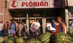 Magyarország, Óbuda, Budapest III., Flórián tér, dinnyeárus a Flórián üzletközpont mellett., 1990, Kölcsényi Zoltán, színes, dinnye, Budapest, mérleg, Fortepan #152952