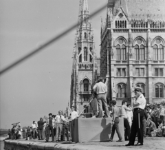 Magyarország, Budapest V., augusztus 20-i vízi és légiparádé, háttérben a Parlament., 1980, MHSZ, híres ember, rendőr, Steindl Imre-terv, augusztus 20, országház, neogótika, riporter, tévékamera, eklektikus építészet, Budapest, Fortepan #15307