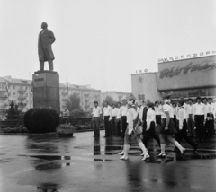 Ukrajna, Rivne, Nezsalesznosztyi tér, ünnepség a Linin szobornál., 1977, MHSZ, úttörő, Lenin-ábrázolás, eső, cirill írás, Fortepan #15312