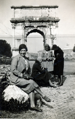 Olaszország, Róma, Forum Romanum, Titus diadalíve., 1930, Somló Cecília, turista, római birodalom, Fortepan #153171