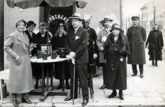 Magyarország, Budapest, középen Albrecht főherceg az Országos Gyermekvédő Liga kormánуzó elnöke az egyik adománygyűjtő ponton., 1936, Somló Cecília, rendőr, gyógyszertár, sétapálca, persely, jótékonykodás, szőrme, zsebredugott kéz, Fortepan #153190