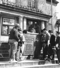 Germany, Weimar, Friedrich-Ebert-Strasse 8., Volkshaus. Ekkor a &#34; VEB Mähdrescherwerk Weimar&#34; mezőgazdasági gépgyár Michael Niederkirchner Klub-ja. Előtte az 1920-as Kapp puccs munkás áldozatainak emléktáblája., 1962, Székely Tamás, GDR, german text, memorial plaque, Fortepan #153237