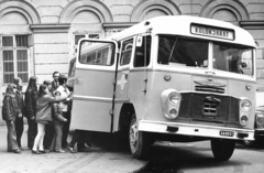 Magyarország, Budapest V., Vitkovics Mihály utca, a felvétel a Pest Megyei Tanács (egykor Vármegyeháza, ma a Pest megyei Önkormányzat) épülete mellett készült., 1971, Székely Tamás, autóbusz, állólámpa, Ikarus-márka, Ikarus 31/311, rendszám, Mercedes W115, Volán-szervezet, Budapest, Fortepan #153283