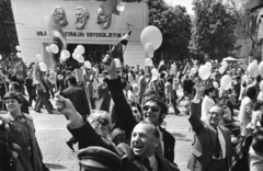 Magyarország, Budapest XIV.,Budapest VII.,Budapest VI., Ötvenhatosok tere (Felvonulási tér), május 1-i felvonulás. Háttérben a Városligeti (Gorkij) fasor torkolata., 1976, Székely Tamás, Budapest, Lenin-ábrázolás, Karl Marx-ábrázolás, Friedrich Engels-ábrázolás, Fortepan #153295