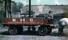 Magyarország, Budapest XIII., Kerekes utca, balra a Szent László út. A háttérben balra a Szegedi út - Szent László út sarkán álló ház., 1951, Miklós Lajos, lovaskocsi, Budapest, BHG, színes, leselkedő, Fortepan #153346