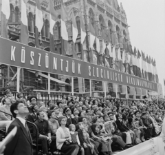 Magyarország, Budapest V., pesti alsó rakpart, tribün a Parlament előtt az augusztus 20-i vízi- és légiparádén., 1981, MHSZ, politikai dekoráció, Steindl Imre-terv, augusztus 20, légiparádé, országház, neogótika, eklektikus építészet, Budapest, égre néz, Fortepan #15336