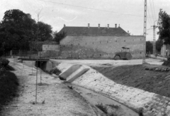 Hungary, Fertőrákos, Kovácsdomb, előtérben a Rákos patak, balra a Patak sor, jobbra a Fő utca. Szemben a középkori városfal maradványa mögött a Püspöki Kastély., 1973, Lengyel Tünde, Fortepan #153404