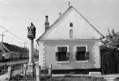 Hungary, Fertőrákos, Szentháromság-oszlop, balra a Fő utca. A 60. számú ház mellett a temető felé vezető út ágazik le., 1973, Lengyel Tünde, Fortepan #153419