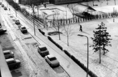 Magyarország, Óbuda, Budapest III., kilátás a Szőlő utcai sávház (Faluház) Solymár utcai oldalánál lévő parkolóra és az óvoda parkjára., 1979, Előd Erika, Budapest, Fortepan #153430