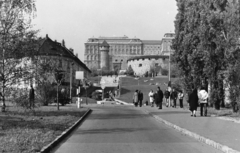 Magyarország, Tabán, Budapest I., Váralja utca az Apród utca felől a budai Vár felé nézve. Balra a Szarvas-ház, távolabb szemben a Buzogány torony és a Déli nagy rondella., 1985, Giltán Tivadar, Budapest, Fortepan #153453