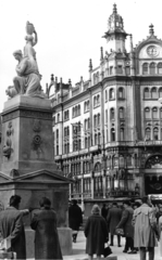 Magyarország, Budapest V., Ferenciek tere (Felszabadulás tér), Nereidák kútja (Győri Dezső, 1977.) a Belvárosi Ferencesek temploma előtt. Szemben a Petőfi Sándor utca sarkán a Párizsi udvar., 1979, Giltán Tivadar, szobor, Budapest, Fortepan #153462