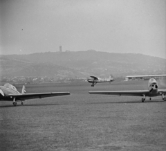 Magyarország, Budaörsi repülőtér, Budapest XI., Zlin Trener repülőgépek az előtérben, a háttérben egy Aero L-65 Brigadyr repülőgép., 1967, MHSZ, közlekedés, csehszlovák gyártmány, repülőgép, repülőtér, Zlin-márka, Aero-márka, Aero L-60 Brigadýr, Zlin Z-226, Budapest, lajstromjel, Fortepan #15347