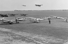 Magyarország, Dunakeszi, repülőtér, Rubik és PZL típusú vitorlázó repülőgépek, valamint PZL-101A Gawron típusú vontató-repülőgépek., 1974, MHSZ, sport, közlekedés, repülőgép, repülőtér, PZL-márka, lengyel gyártmány, vitorlázó repülőgép, Rubik Ernő-terv, SZD-márka, PZL-101 Gawron, SZD-24 Foka, Rubik R-22 Super Futár, Rubik R-26 Góbé, lajstromjel, Fortepan #15353