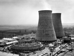 Magyarország, Várpalota, Inota, a November 7. hőerőmű építkezése, Heller-Forgó-féle hűtőtoronyok., 1951, Ivánkay Kálmán, hűtőtorony, építkezés, Fortepan #153535