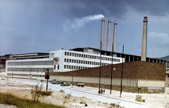 Magyarország, Vác, Dunai Cement Művek (később Duna-Dráva Cement Kft. Váci Gyára), a Központi iroda és laboratórium épülete, mellette a Kultúrterem., 1963, Ivánkay Kálmán, színes, Fortepan #153561