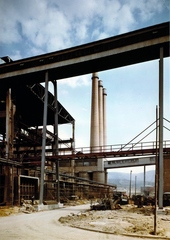 Magyarország, Vác, Dunai Cement Művek (később Duna-Dráva Cement Kft. Váci Gyára), távolabb középen a nyersanyagtároló keverősilói., 1963, Ivánkay Kálmán, színes, Fortepan #153568