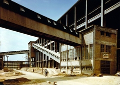 Magyarország, Vác, Dunai Cement Művek (később Duna-Dráva Cement Kft. Váci Gyára), nyersanyagtároló és a gipsztörő., 1963, Ivánkay Kálmán, színes, Fortepan #153570