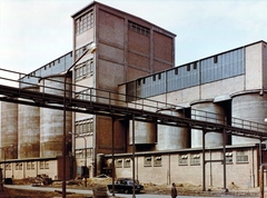 Magyarország, Vác, Dunai Cement Művek (később Duna-Dráva Cement Kft. Váci Gyára), keverő és tárolósilók., 1963, Ivánkay Kálmán, színes, Fortepan #153571