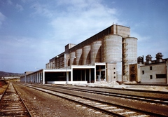 Magyarország, Vác, Dunai Cement Művek (később Duna-Dráva Cement Kft. Váci Gyára), a cementsilók és a vasuti rakodó., 1963, Ivánkay Kálmán, színes, Fortepan #153583