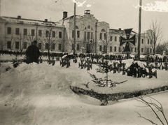 Ukrajna, Konotop, német katonai kórház (eredetileg Szovjetek Háza, később Úttörők Háza), előtte hadisírok., 1942, Fortepan/Album022, német katona, Fortepan #153607