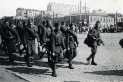 Ukrajna, Kijev, Galíciai tér / Halicka ploscsa (ekkor 1905-ös felkelés tere), háttérben balra a Dmitrivszka utca, jobbra az Oleszja Honcsara (Antonovics) utca., 1942, Fortepan/Album022, Fortepan #153608